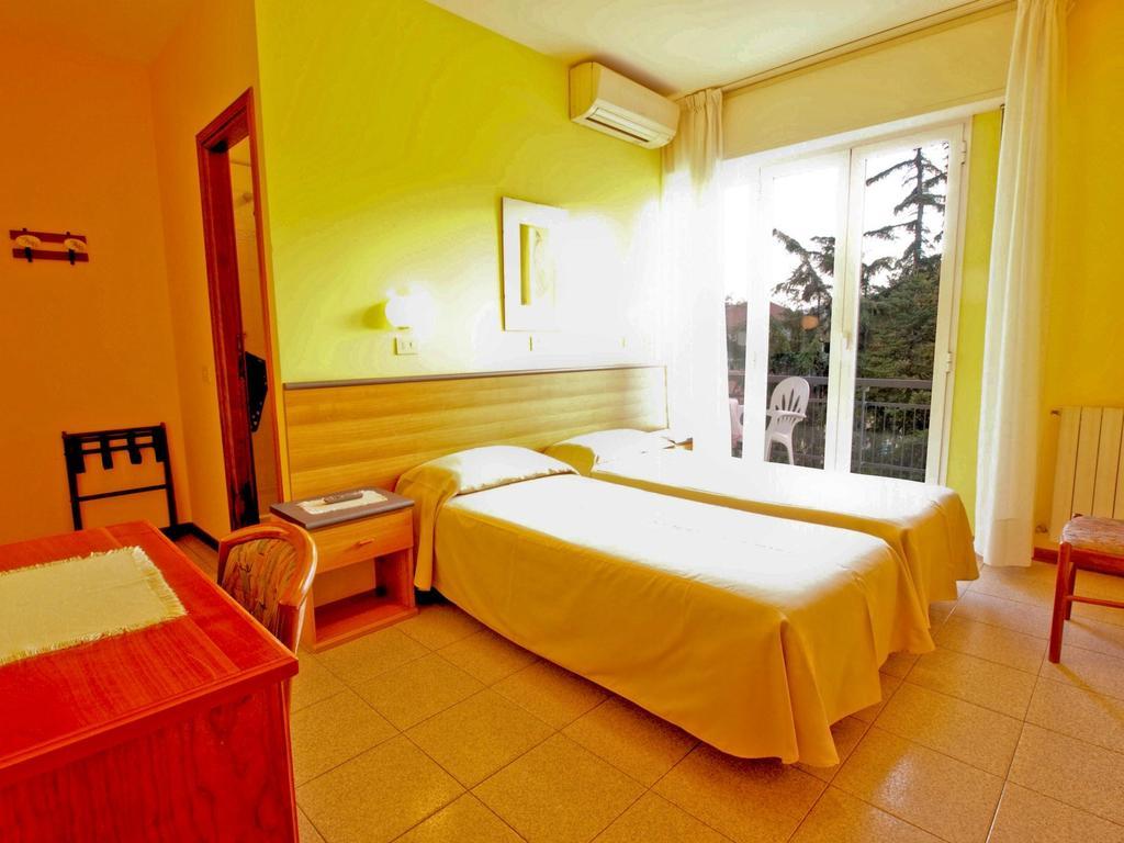 Hotel Capri ดิอาโนมารีนา ภายนอก รูปภาพ